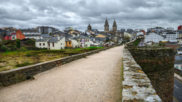 Lugo: cómo recorrer la única muralla romana completa del mundo