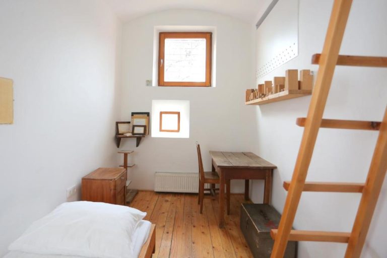 Dormir en una antigua prisión de Liubliana: 4 noches en Hostel Celica por 176,50€