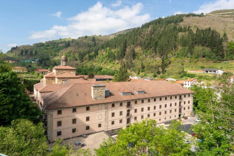 Tres noches en un antiguo monasterio de Asturias convertido en Parador por 126€ por persona
