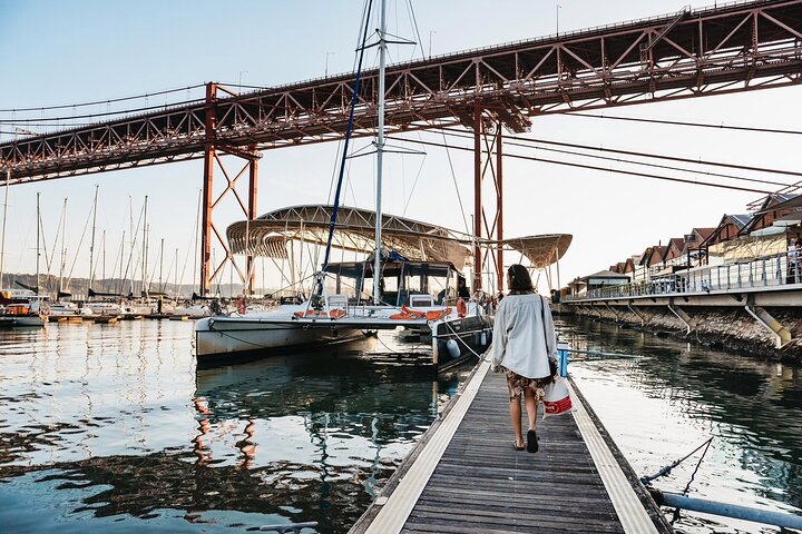 Navegar por Lisboa al atardecer en catamarán por 39,90€ por persona