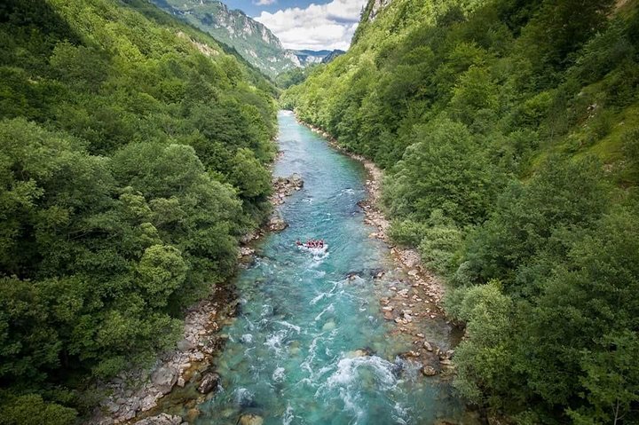Rafting en el Tara + bungalow + 3 comidas por 185€
