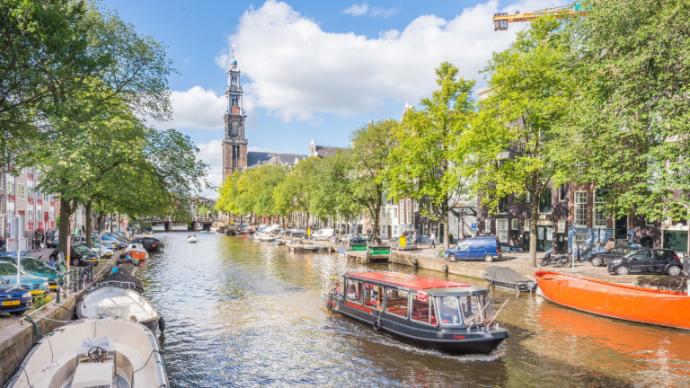 Crucero por los canales de Ámsterdam con bebidas y queso desde 16,49€