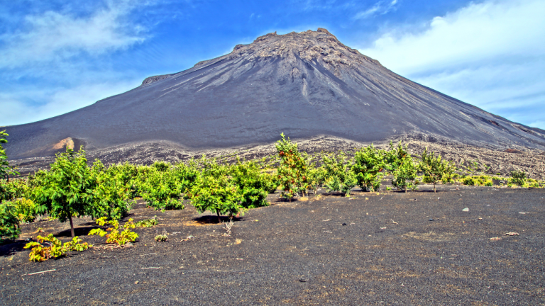 Fogo: cómo llegar a la isla de Cabo Verde construida alrededor de un volcán