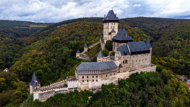 Cómo visitar el castillo de Karlštejn desde Praga: tren, entradas y qué ver