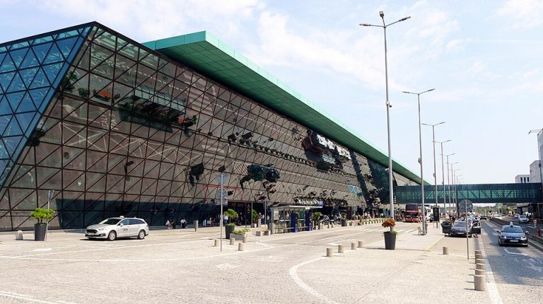 Cómo ir del aeropuerto de Cracovia al centro en 2026: tren, autobús, taxi y VTC