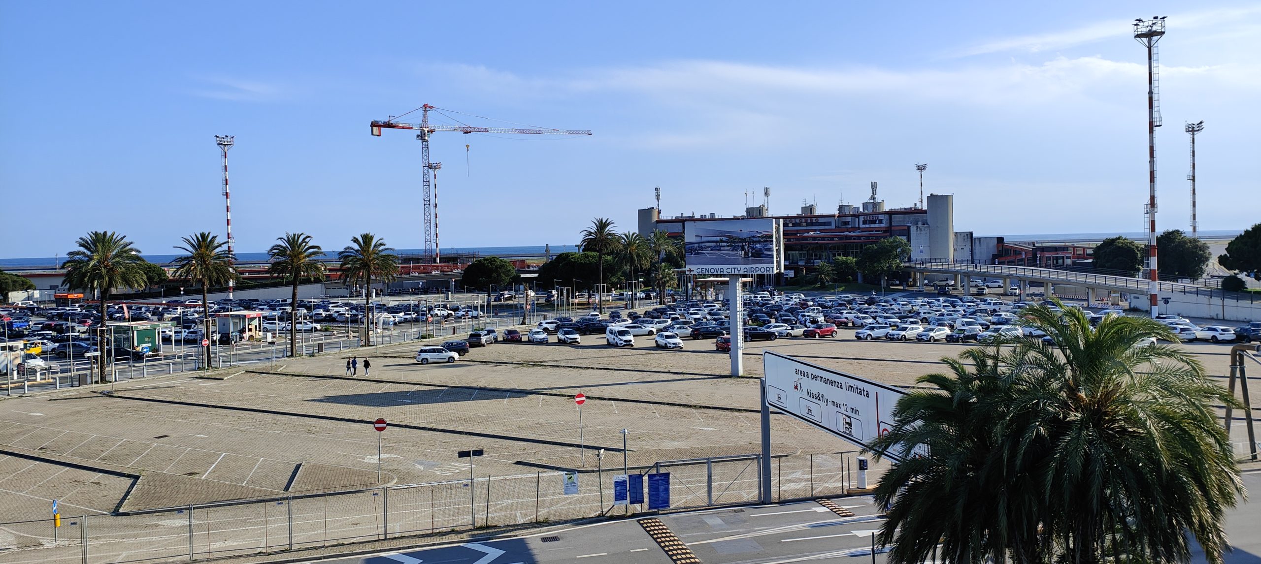 Aeropuerto Cristoforo Colombo de Génova junto al mar