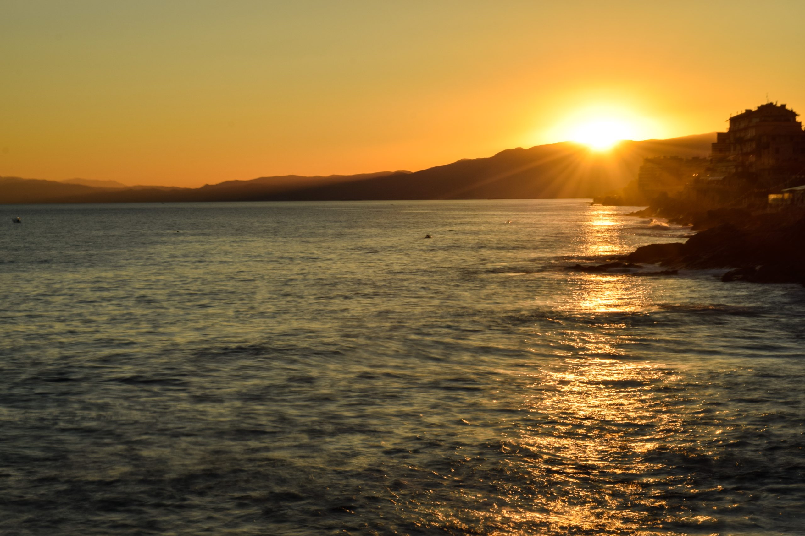 Atardecer junto al mar en Nervi, Génova