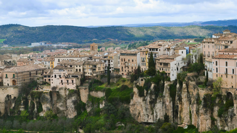 Una cueva, jacuzzi y el casco histórico de Cuenca: escapada para dos por 120€ por persona