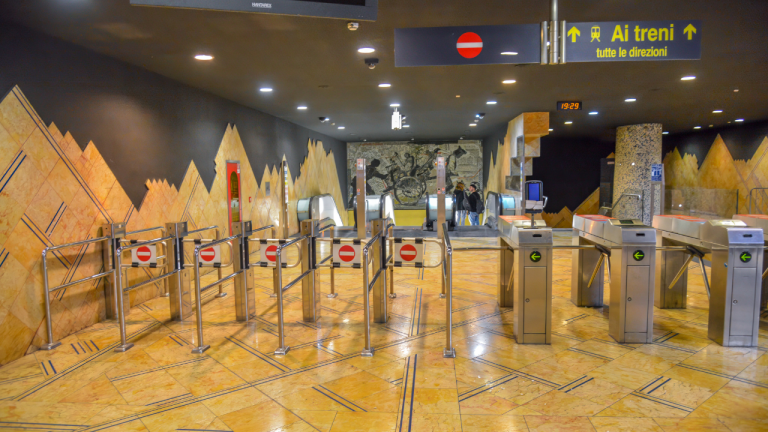 Cómo moverse por Nápoles: metro, funiculares, autobús y trenes para excursiones