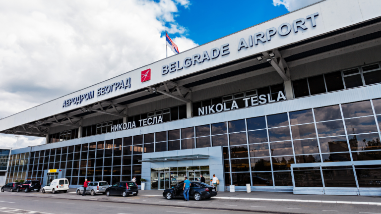 Cómo ir del aeropuerto de Belgrado al centro: autobús, taxi y precios