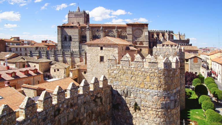 Dormir en un antiguo palacio junto a la catedral de Ávila por 105€ por persona