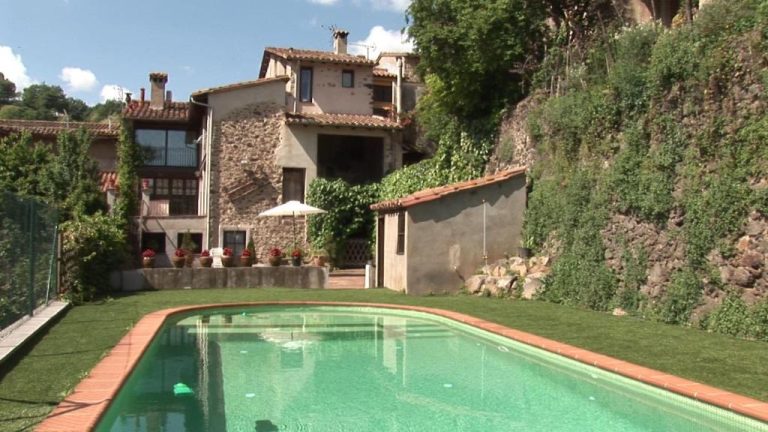 Escapada entre volcanes: dormir en Santa Pau y contemplar La Garrotxa desde un globo