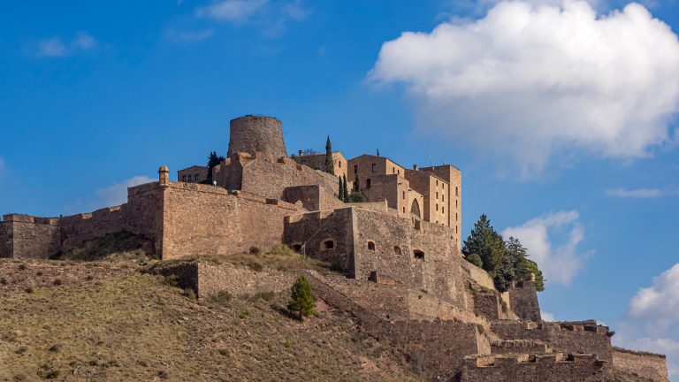 Dormir dos noches en un castillo: Parador de Cardona por 257€