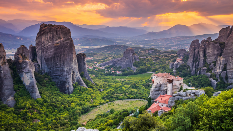 Atardecer entre monasterios y cuevas de Meteora desde 35€: cuatro horas en uno de los paisajes más improbables de Grecia