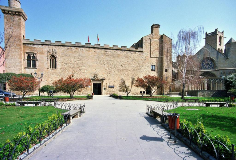 Dormir dentro del conjunto medieval de Olite: dos noches en el Parador por 275€