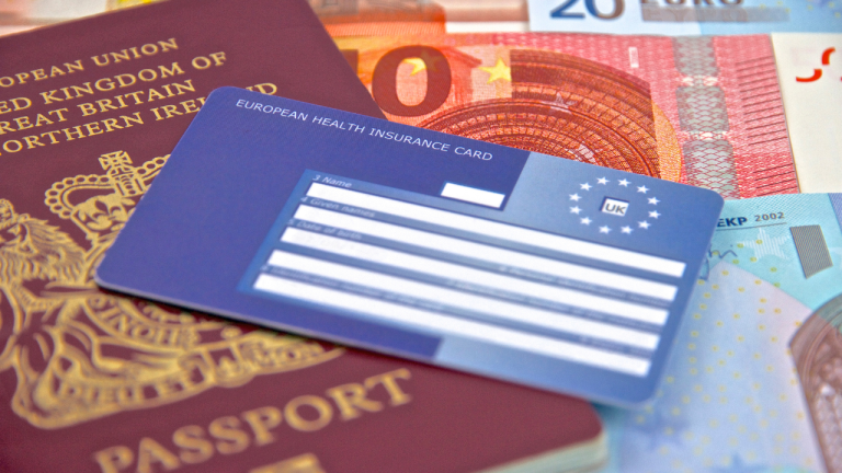 Tarjeta Sanitaria Europea o seguro de viaje: qué cubre realmente cada uno