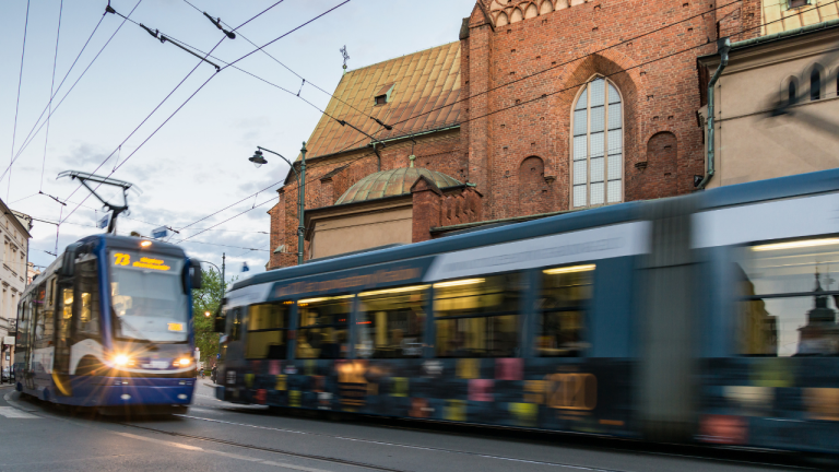 Cómo moverse por Cracovia en 2026: tranvías, autobuses, billetes y precios