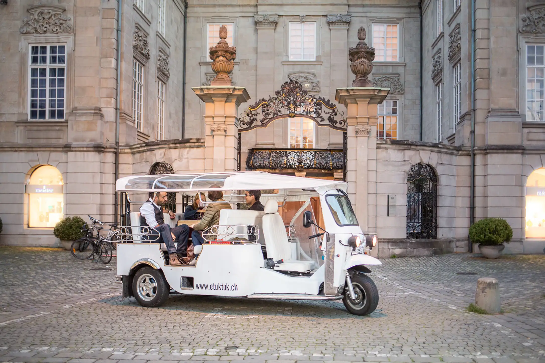 Sí: puedes recorrer Zúrich en tuk-tuk mientras comes fondue