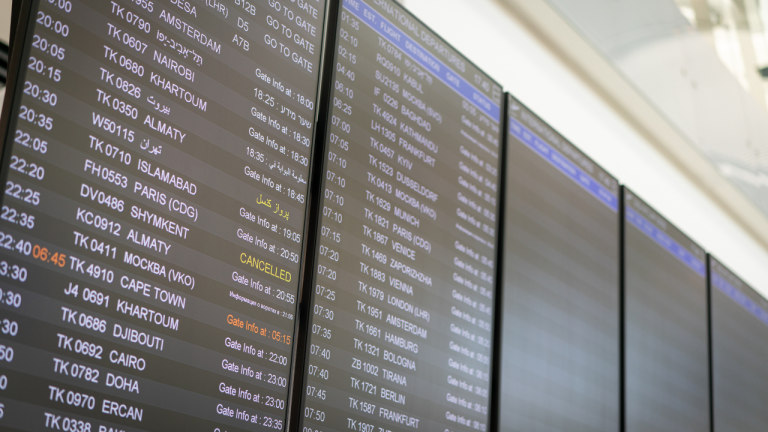 Vuelo cancelado: qué hacer paso a paso y qué te tiene que ofrecer la aerolínea