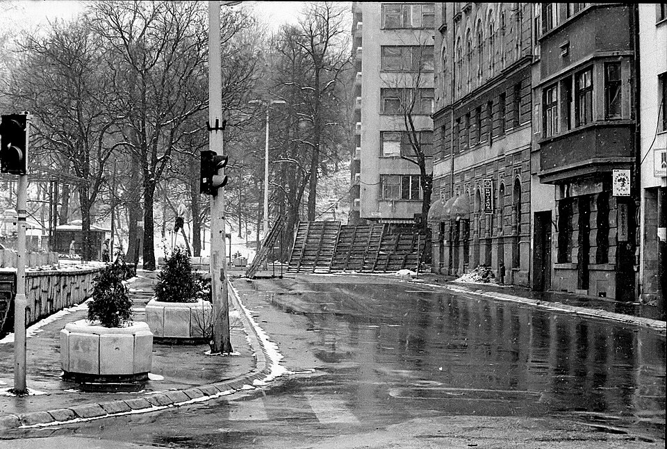 Fotografía histórica de una calle de Sarajevo