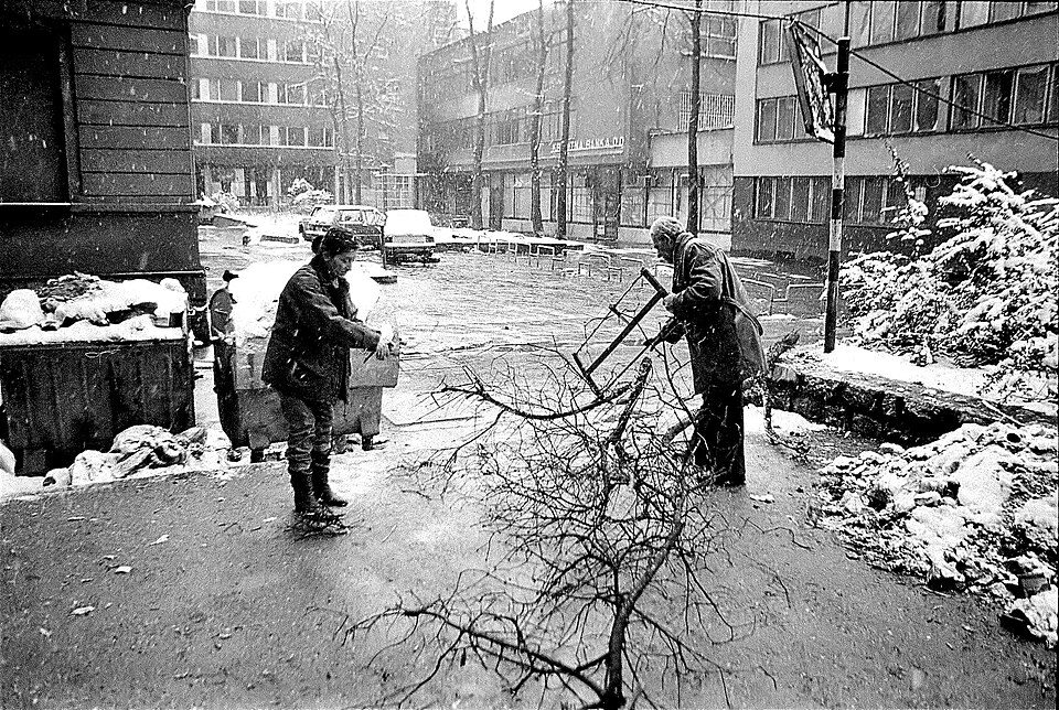 Fotografía de archivo con personas caminando por una calle nevada de Sarajevo