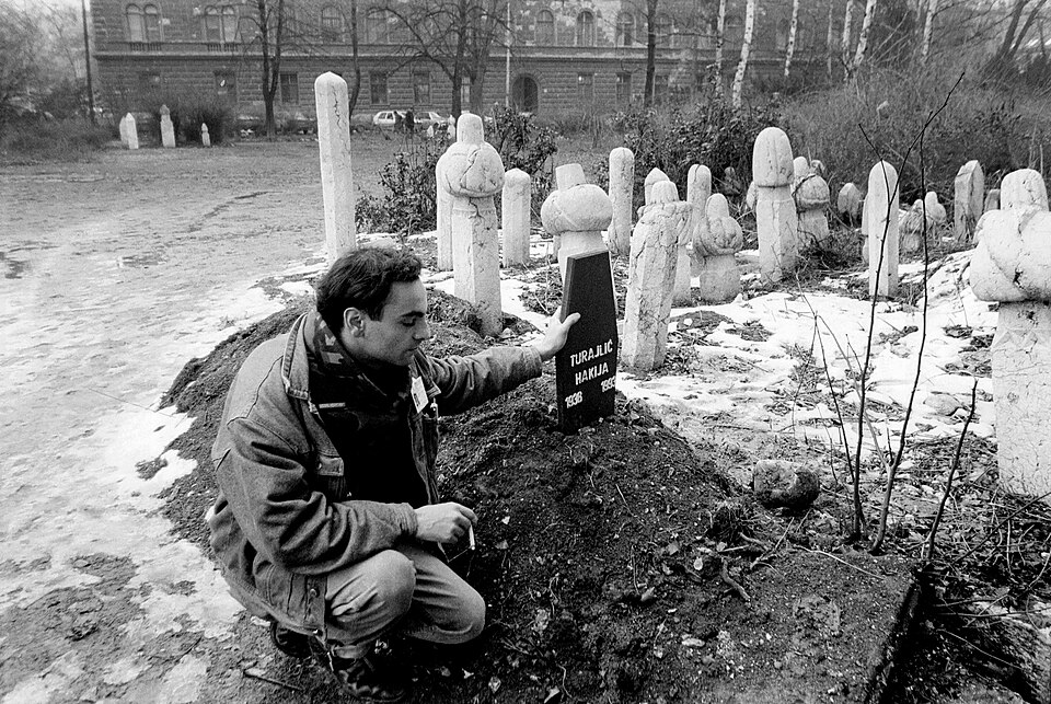 Un hombre junto a una tumba en Sarajevo
