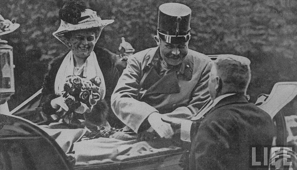 Francisco Fernando y Sofía en un automóvil