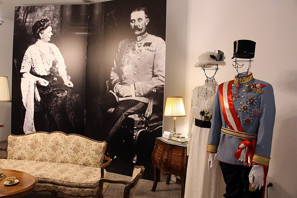 Exposición con retratos y objetos relacionados con Francisco Fernando y Sofía