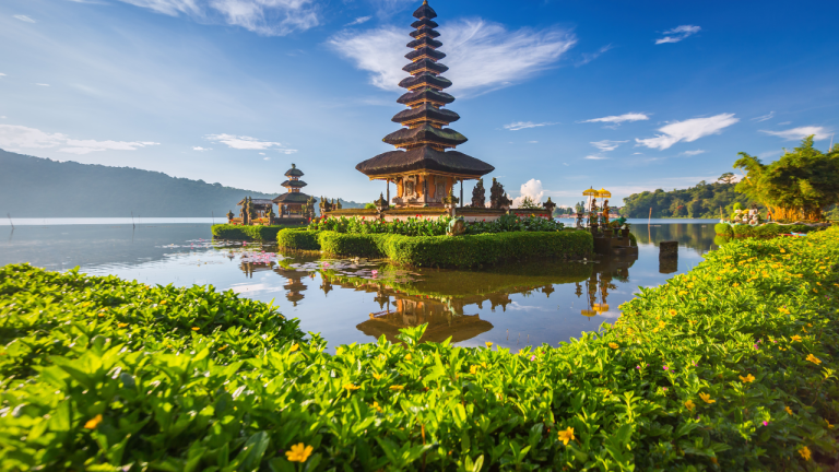 Ruta Alfonsiana por Indonesia: Yakarta, Yogyakarta y Bali con cuatro vuelos por 975 €