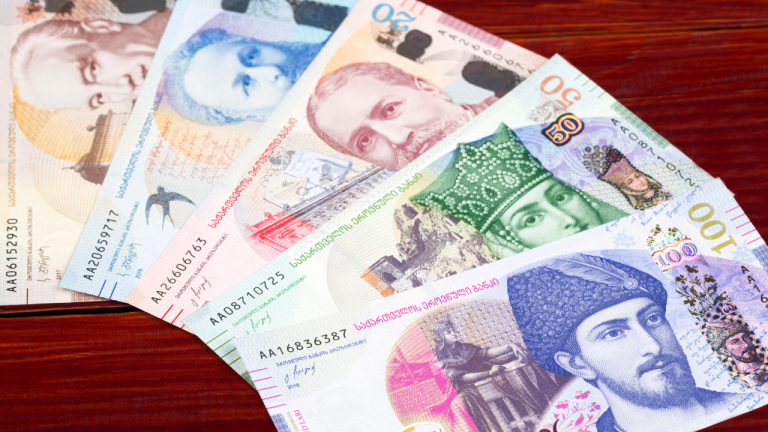 Billetes de lari georgiano de distintas denominaciones