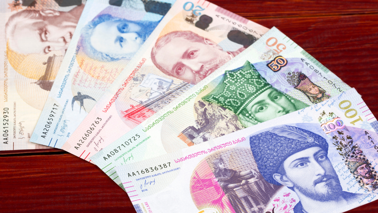 Billetes de lari georgiano de distintas denominaciones