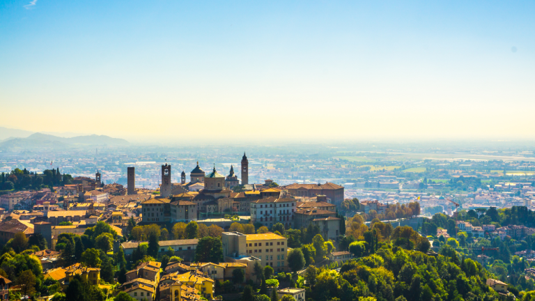 Sevilla–Bérgamo: vuelos y tres noches en hotel 4★ por 220,50 € por persona, con horarios que hay que preparar