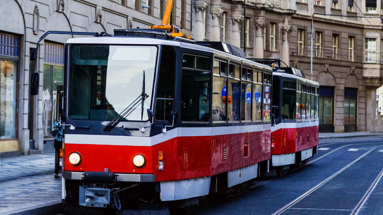 Tranvía rojo y blanco en una calle de Praga