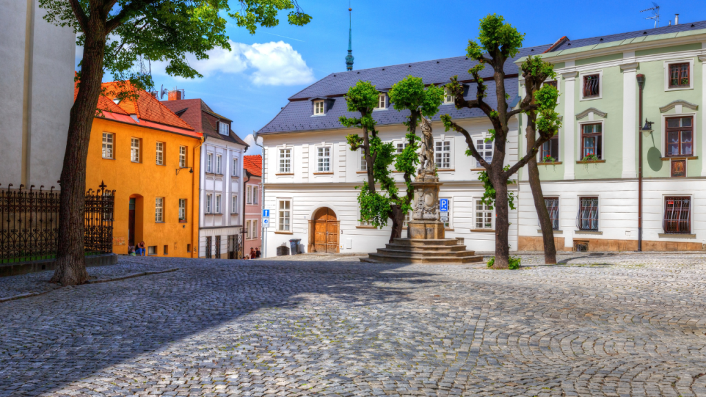 Plaza adoquinada y edificios del centro de Brno