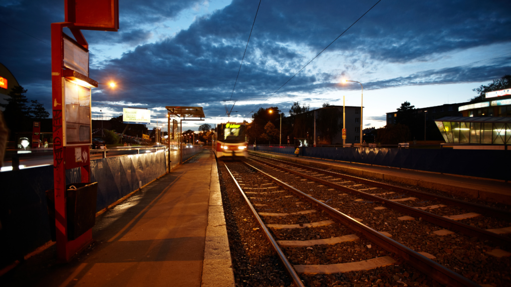 Andén de una estación de tren al anochecer