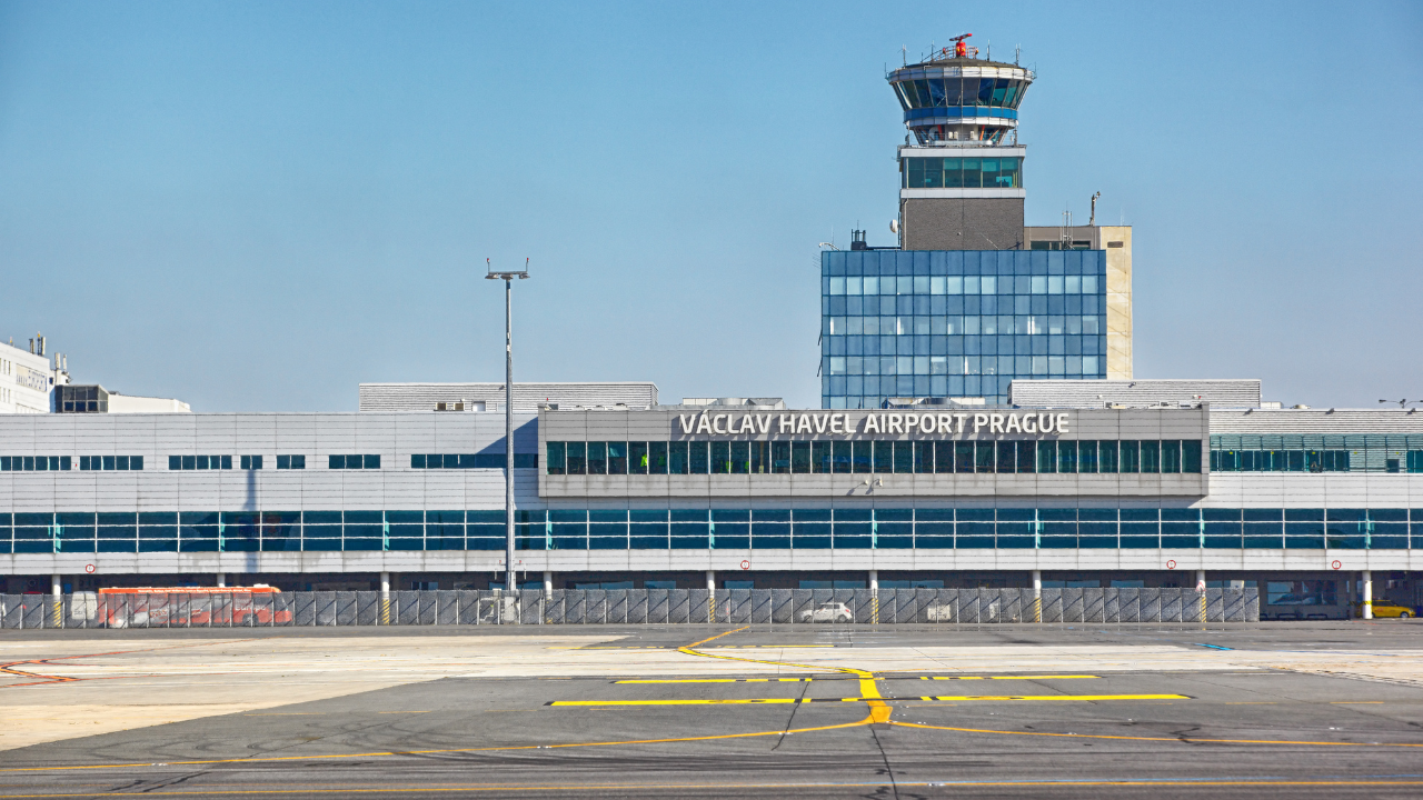 Terminal y torre de control del aeropuerto de Praga