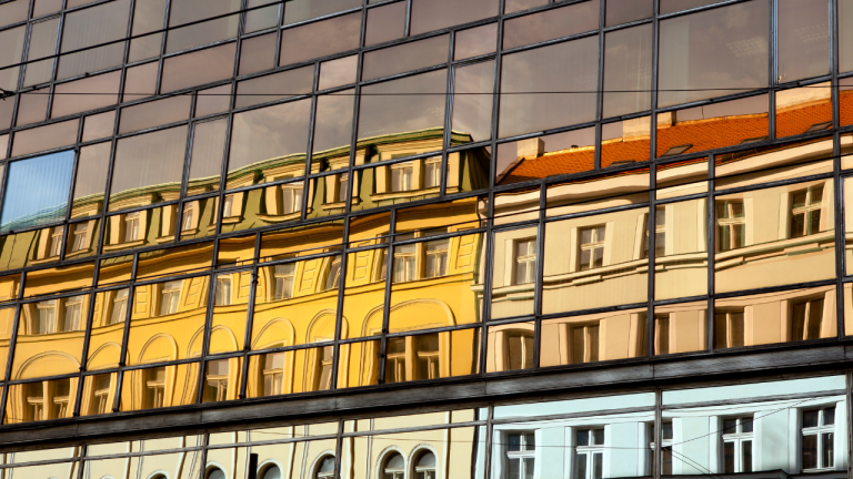 Fachadas reflejadas en las ventanas de un edificio de oficinas