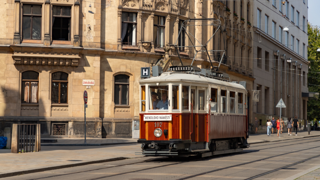 Tranvía circulando entre edificios del centro de Praga