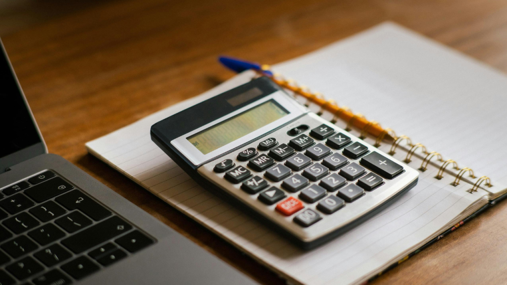 Calculadora y cuaderno para preparar un presupuesto
