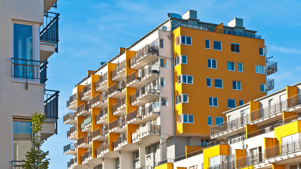 Edificio de apartamentos con balcones