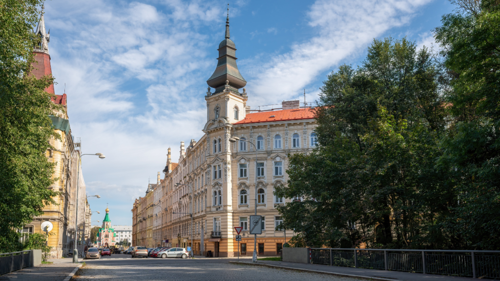 Edificios y arbolado de una calle de Praga