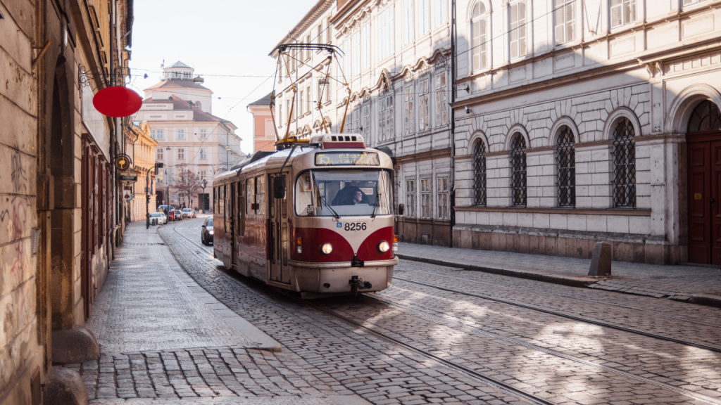 Tranvía en una calle adoquinada de Praga