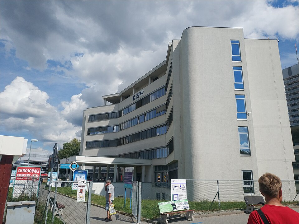 Entrada de un edificio sanitario