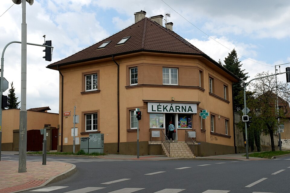 Farmacia con el rótulo Lékárna
