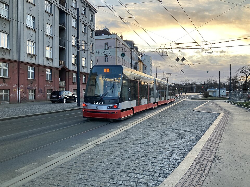 Tranvía en una avenida de Praga