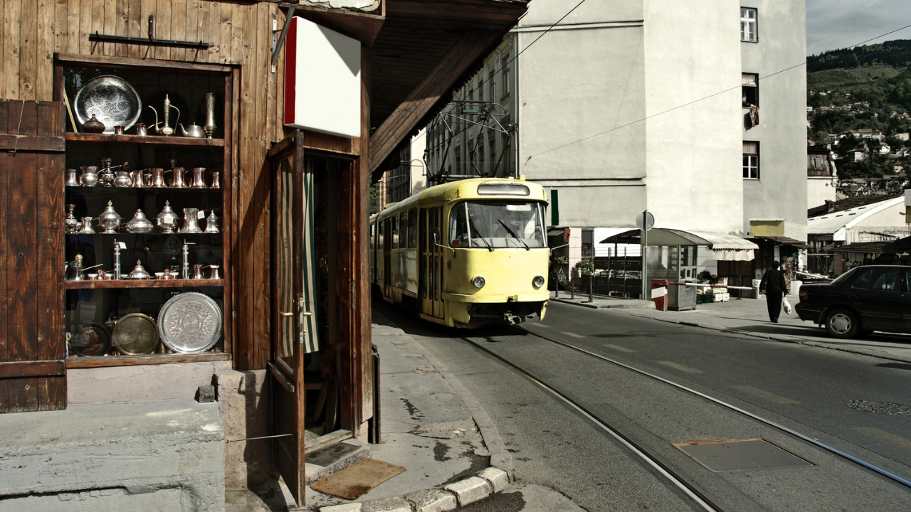 Tranvía en una calle del centro de Sarajevo