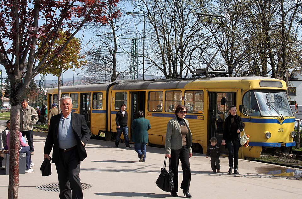 Pasajeros junto a un tranvía de Sarajevo