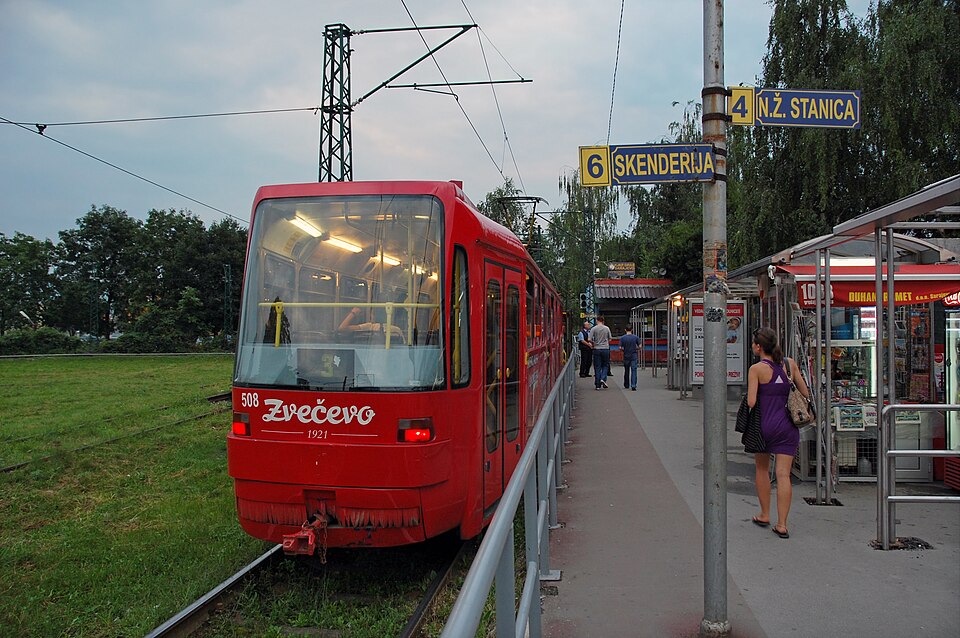 Tranvía rojo junto a una parada en Sarajevo