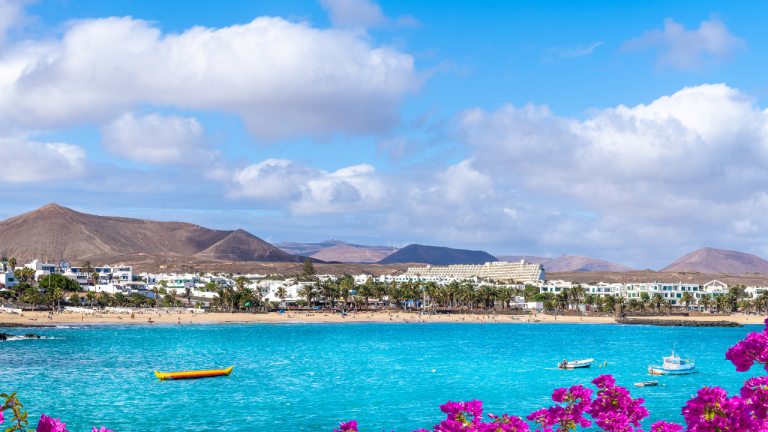 Costa Teguise en el puente: cuatro noches con media pensión por 278 € por persona