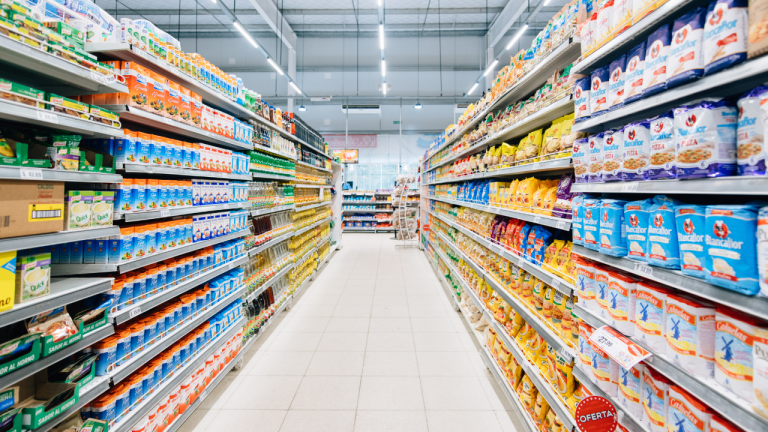 Pasillo de un supermercado con estantes de productos